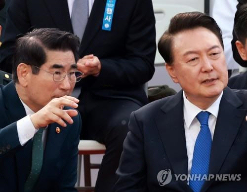 윤석열 대통령과 김용현 전 국방부 장관 [연합뉴스 자료사진]